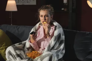 Femme qui grignote le soir à cause du stress et de la fatigue